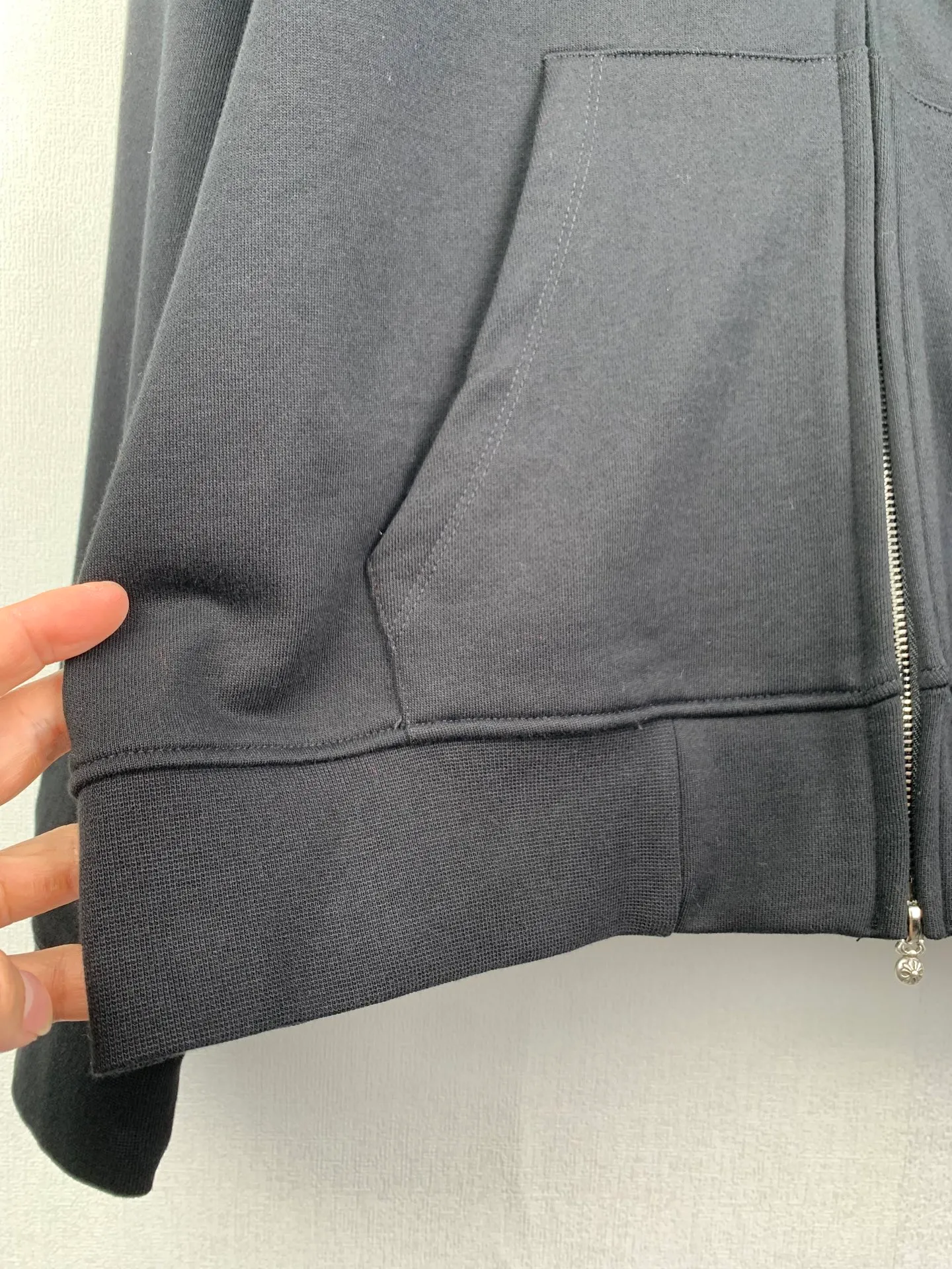 P480 Chrome Hearts 25SS solid color hooded embroidered letter sweatshirt, genuine product purchased and developed by 22939, 420g 100% cotton combed cotton fabric, 440g 1*1 matching high-end fashion brand rib, fabric wash, imported embroidery, customized 1:1 leather strip, customized 1:1 nameplate, customized 1:1 zipper, customized 1:1 trademark, loose version Size: S M L